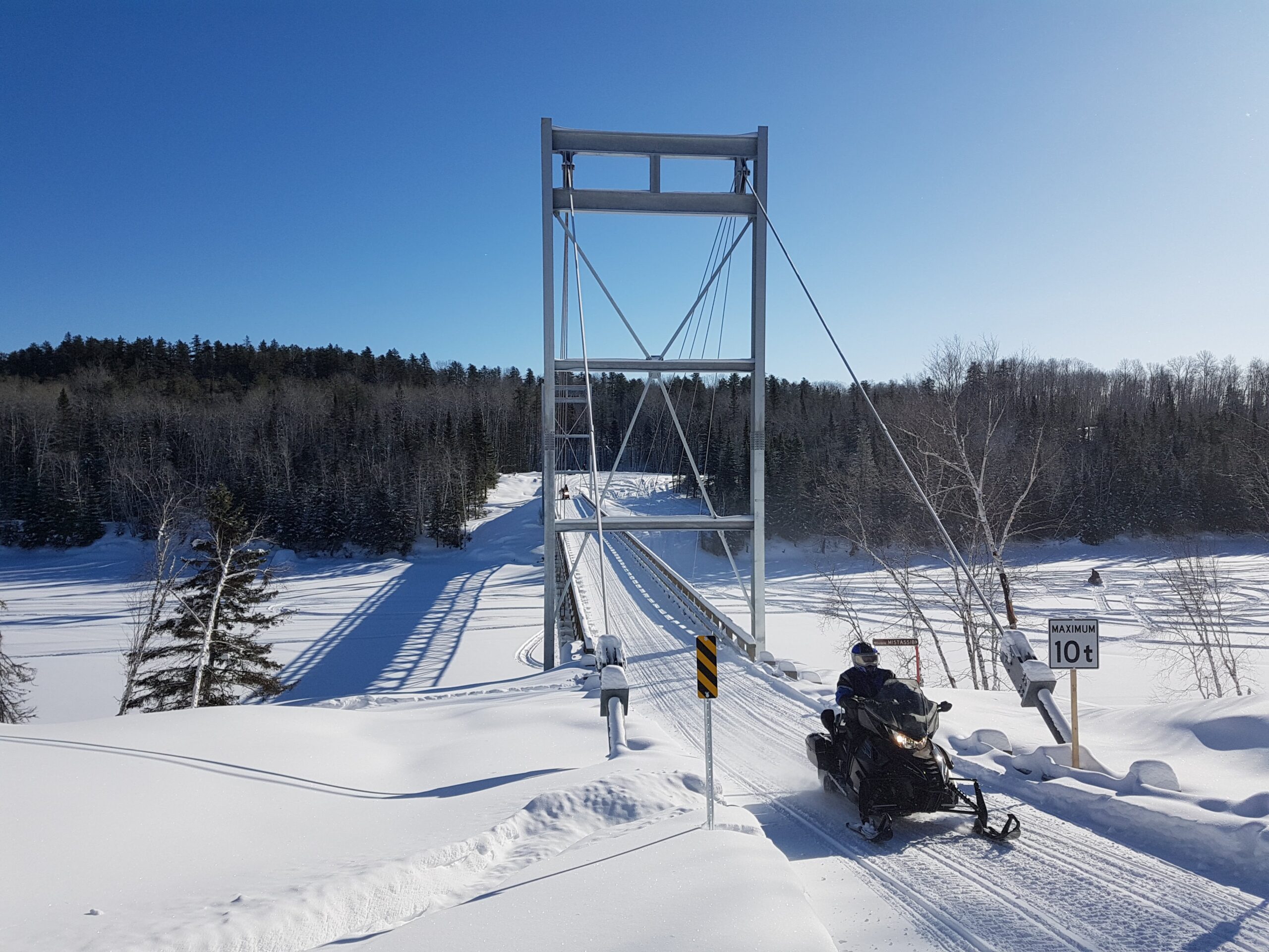 Parc_regional_des_Grandes_Rivieres_du_lac_Saint_Jean_Passerelle_riviere_hiver_2-scaled