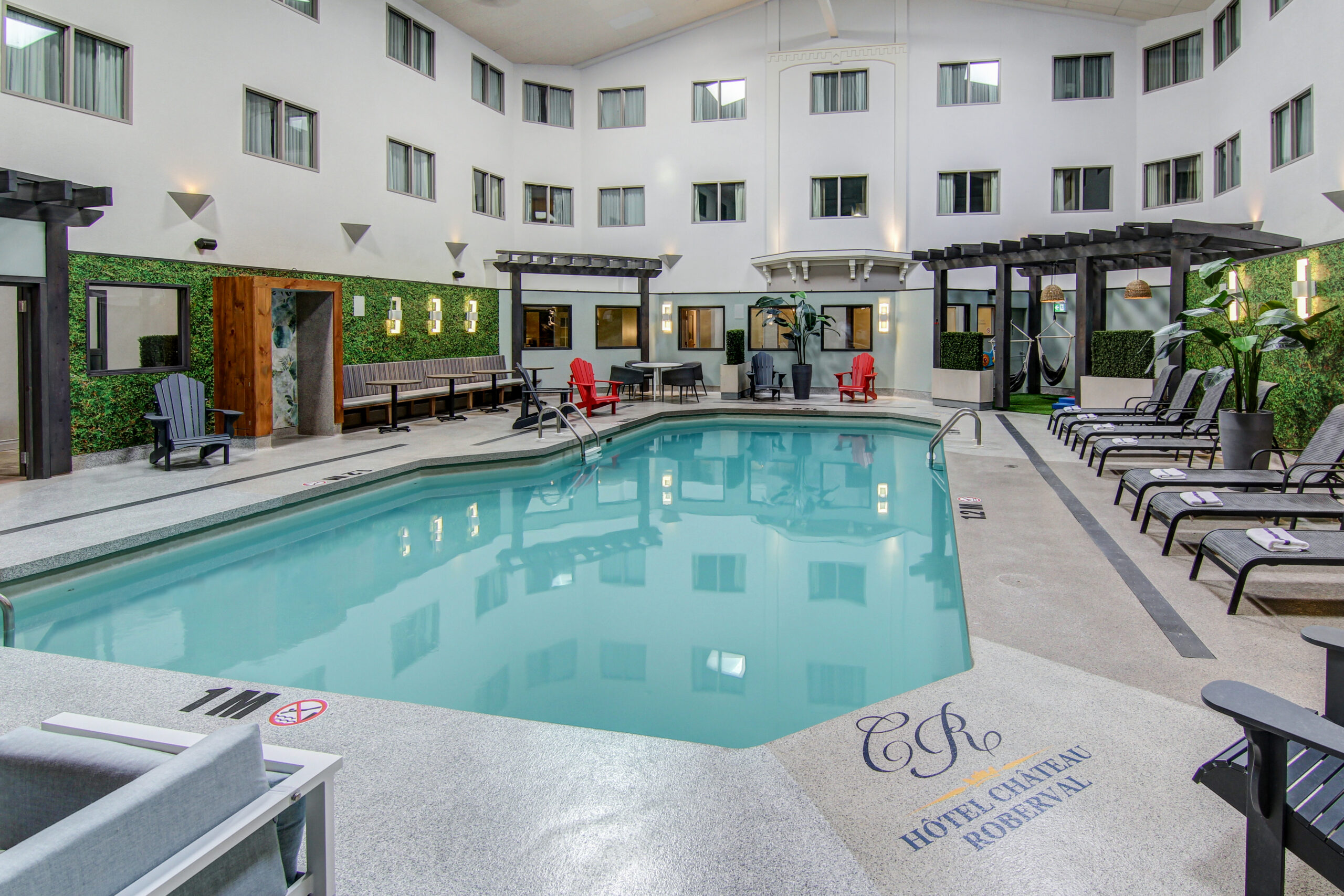 Vue de la piscine de l'hôtel Château Roberval