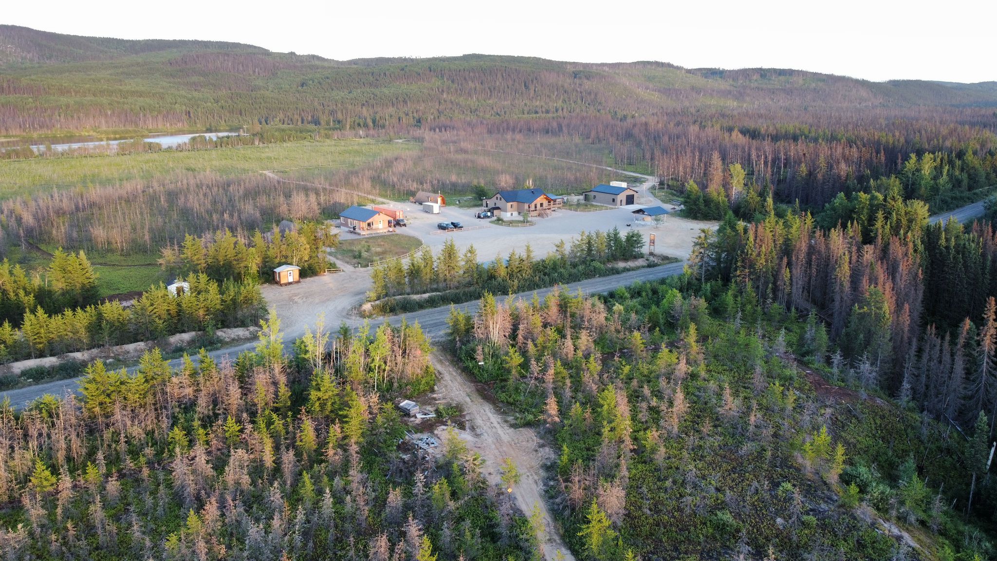 auberge-du-lac-a-la-truite-vue-de-drone